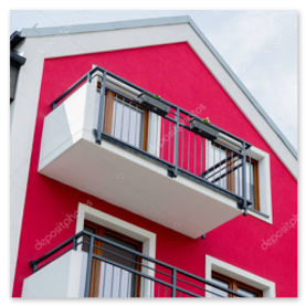 Facciata residenziale rinnovata con balconi