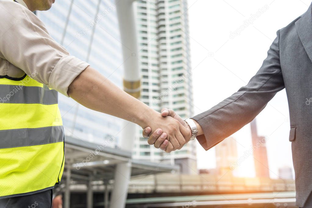 Tecnico di cantiere che assiste il cliente con tavole progettuali