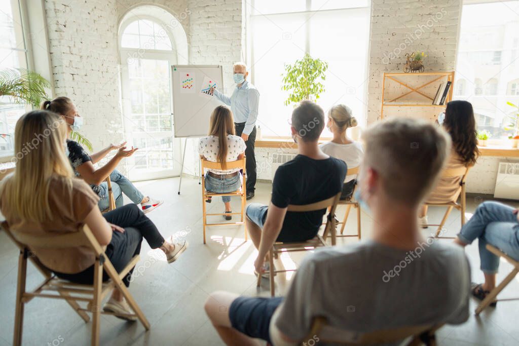 Incontro pubblico sulla sicurezza con caschi e segnaletica
