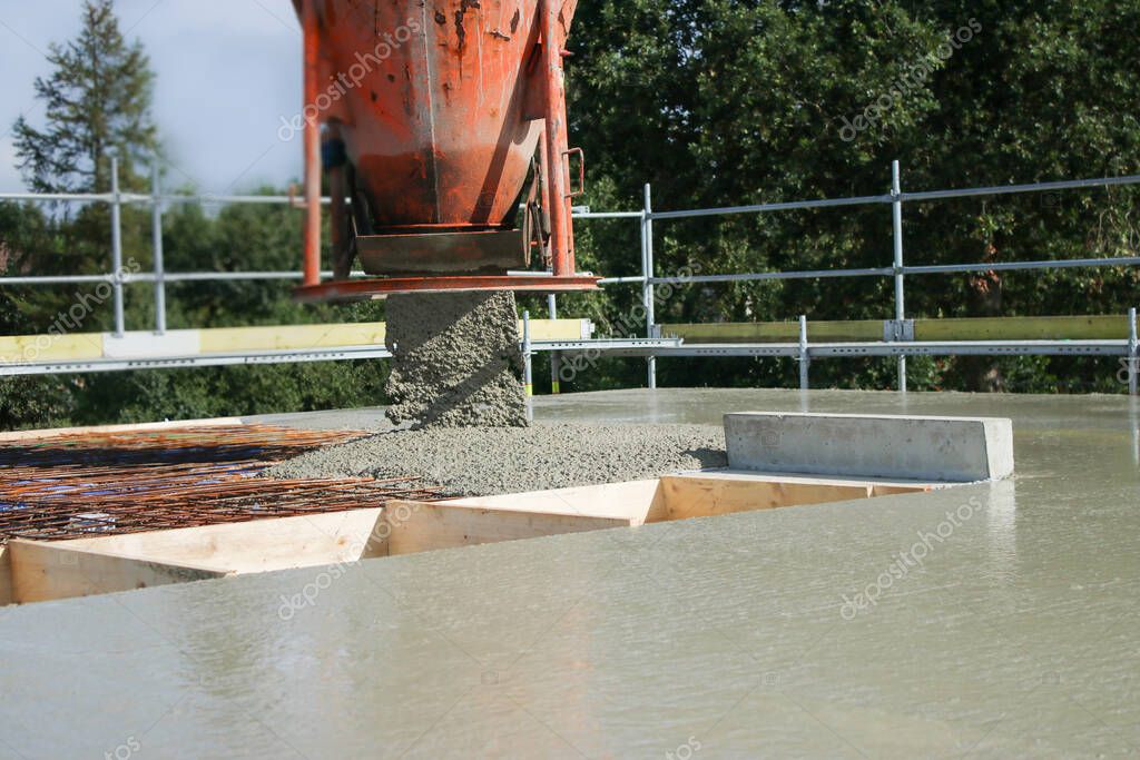 Cantiere in area industriale con scavi per sottoservizi