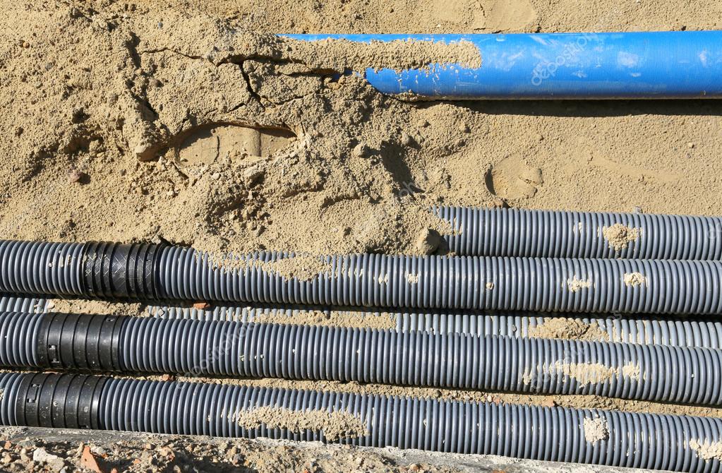 Posa di tubazioni in trincea per sottoservizi