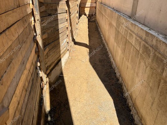 Escavatore in cantiere durante scavo