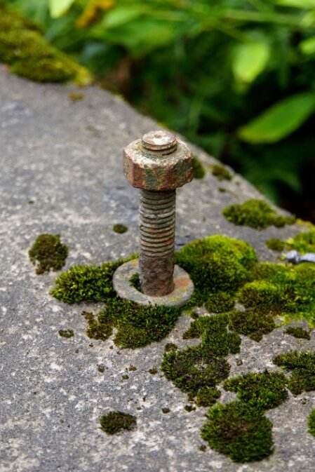 Montaggio di elementi prefabbricati su piastre e tirafondi